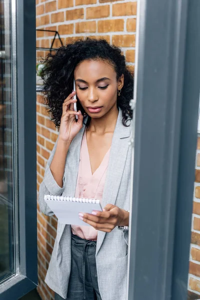 Africano Americano Casual Mujer Negocios Con Portátil Hablando Teléfono Inteligente —  Fotos de Stock