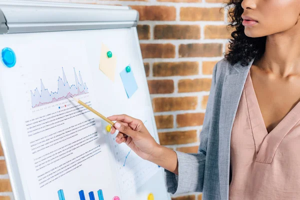 loft ofisinde flipchart işaret afrikalı amerikalı Casual iş kadını kırpılmış görünümü