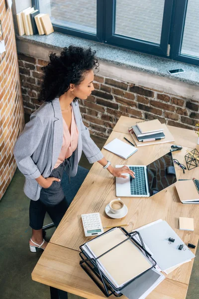 Hög Vinkel Bild Vackra Afroamerikanska Casual Affärskvinna Med Hjälp Laptop — Stockfoto