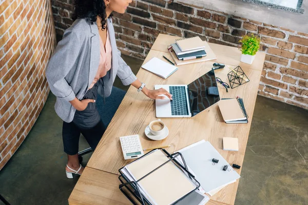 ofiste dizüstü bilgisayar kullanarak Afrikalı amerikalı Casual iş kadını kırpılmış görünümü