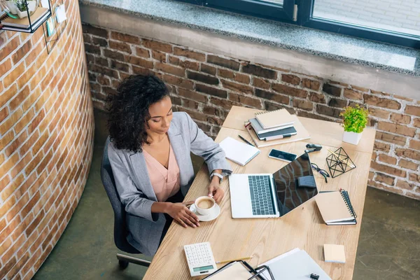 Hermosa Afroamericana Mujer Negocios Casual Con Taza Café Sentado Escritorio — Foto de Stock