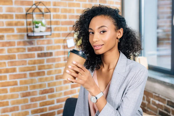 Schöne Afrikanisch Amerikanische Gelegenheitsunternehmerin Mit Kaffee Gehen Blick Die Kamera — Stockfoto