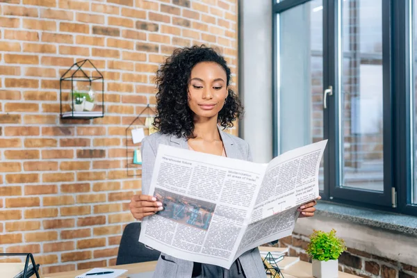 Atractiva Afroamericana Casual Mujer Negocios Leyendo Periódico Negocios Oficina Loft — Foto de Stock