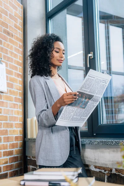 Hermosa Afroamericana Ocasional Mujer Negocios Leyendo Periódico Negocios Oficina Loft — Foto de Stock