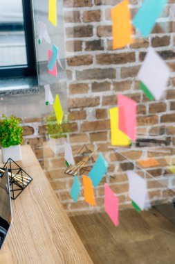 loft ofiste cam pencere renkli Yapışkan Notlar seçici odak