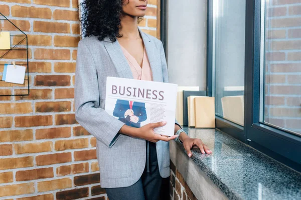 Abgeschnittene Ansicht Einer Afrikanisch Amerikanischen Geschäftsfrau Die Eine Wirtschaftszeitung Loft — Stockfoto