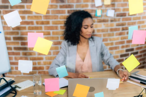 Selective Focus Sticky Notes African American Casual Businesswoman Desk Laptop — Stock Photo, Image
