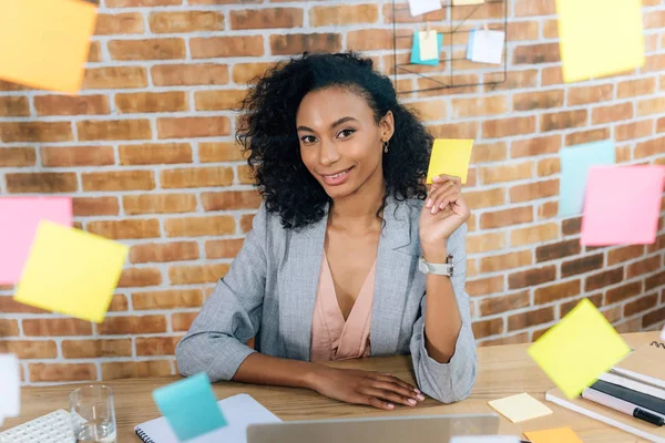 Beautiful African American Casual Businesswoman Office Desk Holding Sticky Note — Stock Photo, Image