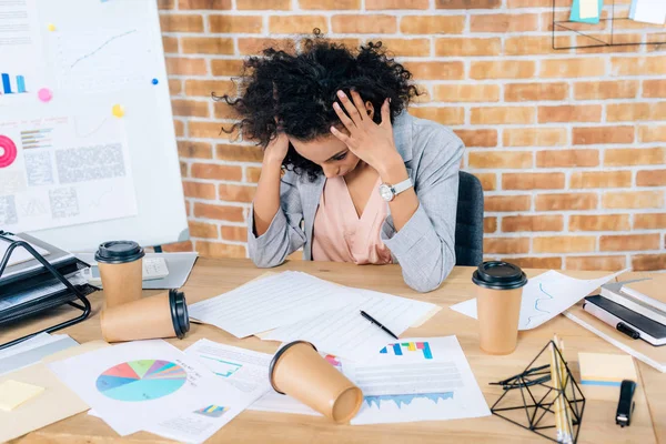 Acentuado Afroamericana Casual Mujer Negocios Escritorio Con Café Para Tazas — Foto de Stock