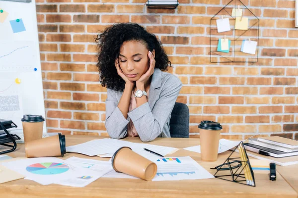 Tired African American Casual Businesswoman Desk Coffee Cups Charts Office — Stock Photo, Image