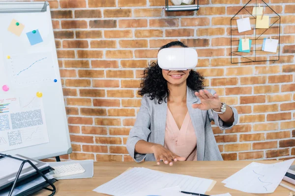 African American Casual Businesswoman Virtual Reality Headset Gesturing Sitting Office — Stock Photo, Image