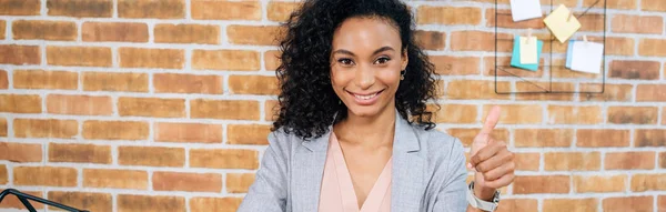 Plano Panorámico Sonriente Afroamericana Casual Mujer Negocios Oficina Loft —  Fotos de Stock