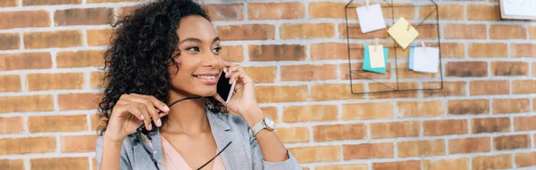 Akıllı Telefon Konuşurken Afrikalı Amerikalı Casual Kadını Panoramik Çekim — Stok fotoğraf