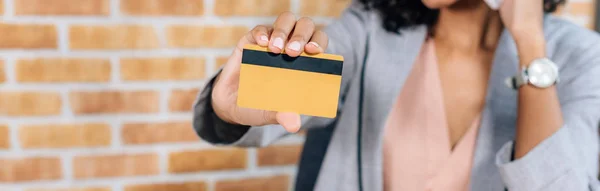 Panoramisch Van African American Casual Zakenvrouw Holding Creditcard Office — Stockfoto