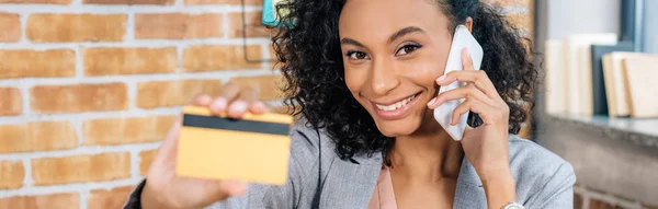 Panoramabild Afrikansk Amerikansk Casual Affärskvinna Med Kreditkort Pratar Smartphone — Stockfoto