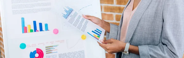 Panoramic Shot African American Casual Businesswoman Flipchart Holding Paper Loft — Stock Photo, Image