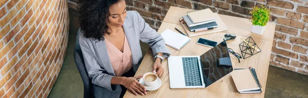 Panoramaaufnahme Einer Afrikanisch Amerikanischen Geschäftsfrau Mit Kaffeetasse Und Laptop Schreibtisch — Stockfoto