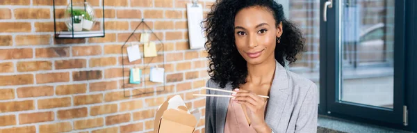 Plano Panorámico Mujer Negocios Ocasional Afroamericana Con Caja Para Llevar — Foto de Stock