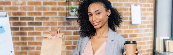 Plano Panorámico Mujer Negocios Ocasional Afroamericana Sosteniendo Bolsa Papel Para — Foto de Stock