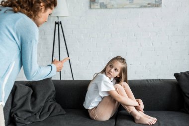 evde parmakla işaret anne bakarak çocuğun seçici odak 