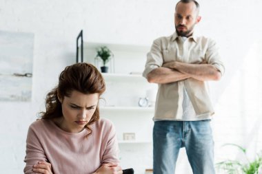 çapraz kolları ile sakallı adam yakın rahatsız kadın seçici odak 