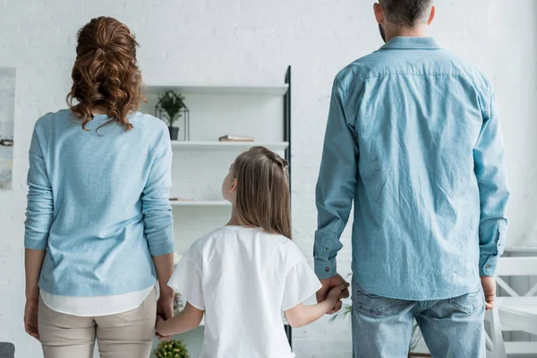 Achteraanzicht Van Vader Moeder Houden Handen Van Dochter Thuis — Stockfoto