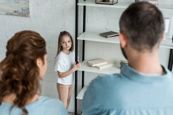 Enfoque Selectivo Del Niño Molesto Mirando Los Padres Casa —  Fotos de Stock