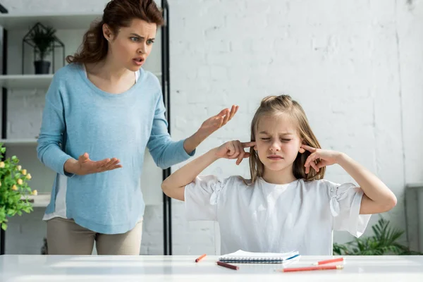 Upset Mother Gesturing While Talking Daughter Closed Eyes — Stock Photo, Image