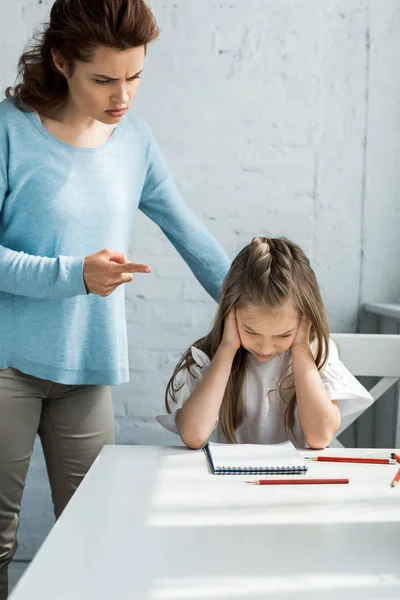 Madre Molesta Señalando Con Dedo Mientras Habla Cerca Hija Con — Foto de Stock