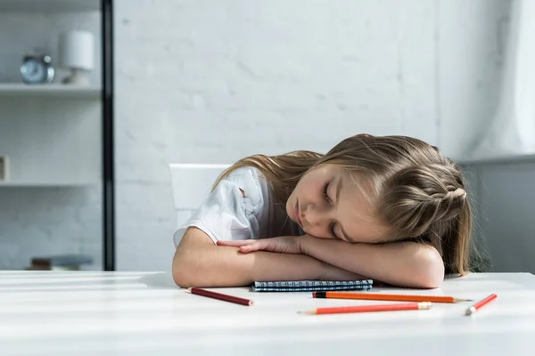 Criança Cansada Com Olhos Fechados Deitada Mesa Perto Lápis Caderno — Fotografia de Stock