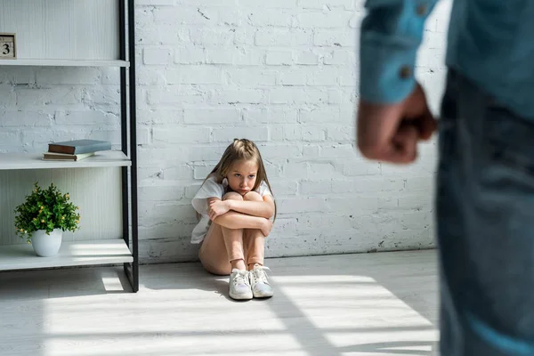 Enfoque Selectivo Niño Asustado Sentado Suelo Mirando Padre Casa — Foto de Stock