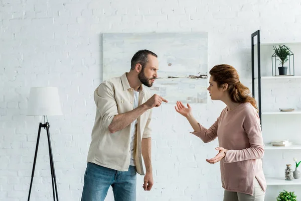 Bearded Man Standing Pointing Finger Attractive Woman — Stock Photo, Image
