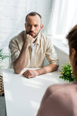 evde kadın yakınında oturan üzgün adam seçici odak 