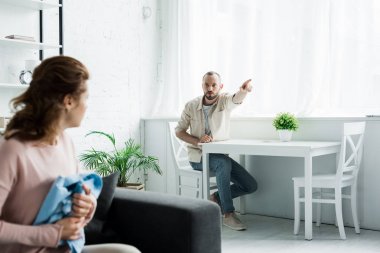 kadına bakarken parmakla işaret üzgün sakallı adam seçici odak 