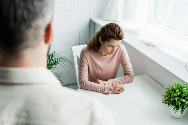 Selectieve Focus Van Boos Brunette Vrouw Zittend Buurt Van Man — Stockfoto