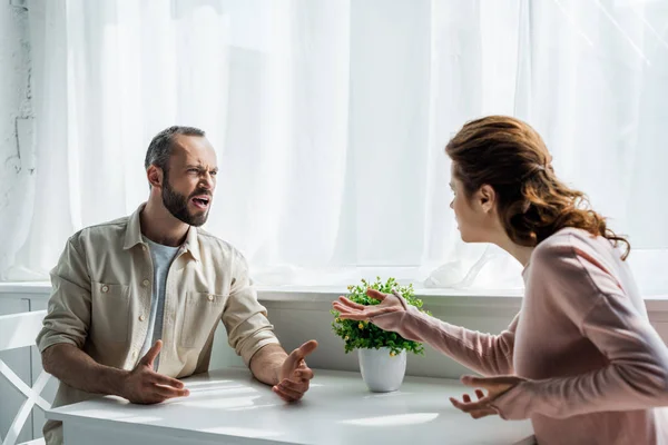 Messa Fuoco Selettiva Uomo Arrabbiato Gesticolando Guardando Donna Mentre Seduto — Foto Stock