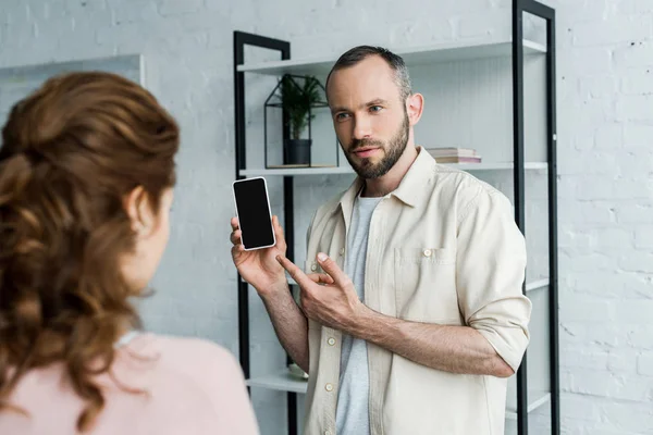 Selective Focus Offended Man Pointing Finger Smartphone Blank Screen Woman — Stock Photo, Image