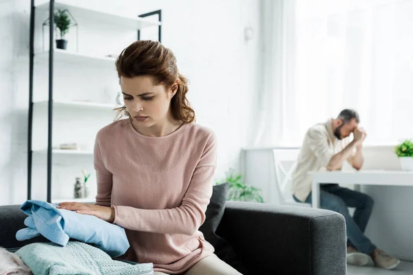 Selective Focus Attractive Woman Packing Clothes Upset Man — Stock Photo, Image