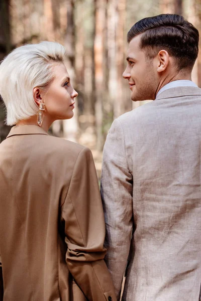 Back View Two Beloveds Looking Each Other Holding Hands Forest — Stock Photo, Image