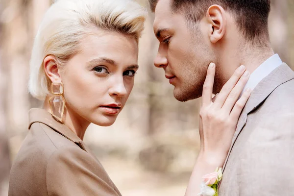 Close Weergave Van Aantrekkelijke Vrouw Die Man Aanraakt — Stockfoto