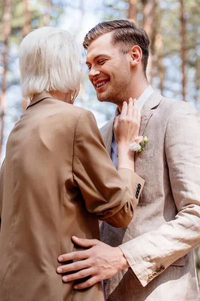Low Angle View Happy Smiling Couple Hugging Forest — Stock Photo, Image