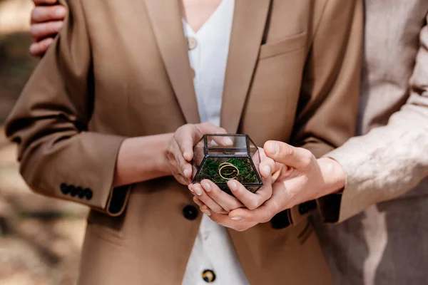 Vista Cortada Elegante Casal Segurando Caixa Com Anel Casamento — Fotografia de Stock