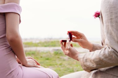 alyans ile kutu tutan damat kırpılmış görünümü ve teklif yapma