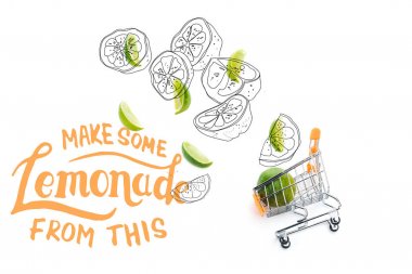 beyaz izole bu yazı bazı limonata yapmak yakın dekoratif küçük alışveriş sepeti yakınında kireç dilimleri üst görünümü