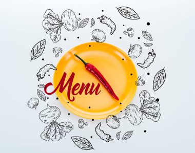 beyaz arka plan üzerinde menü yazı ile parlak sarı plaka üzerinde kırmızı biber üst görünümü