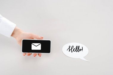 merhaba yazı ile kağıt kesme konuşma balonu yakınında posta işareti ile akıllı telefon tutan kadın kırpılmış görünümü