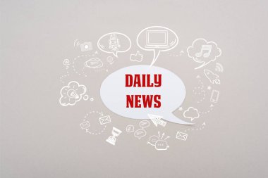 Gri arka planda kırmızı günlük haber harfleri ve sosyal medya illüstrasyonuna sahip beyaz konuşma balonu