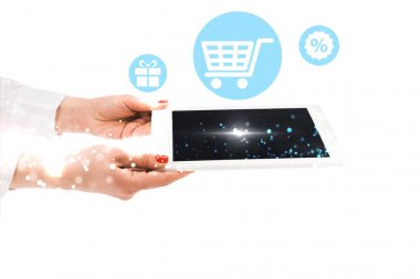 beyaz üzerinde izole yukarıda mavi alışveriş simgeleri ile dijital tablet tutan kadın kırpılmış görünümü