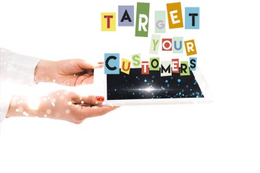 hedef müşterilerinizin beyaz yalıtılmış yazı ile dijital tablet tutan kadın kırpılmış görünümü