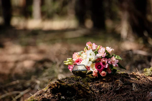 結婚指輪と新鮮な花と箱の花束 — ストック写真